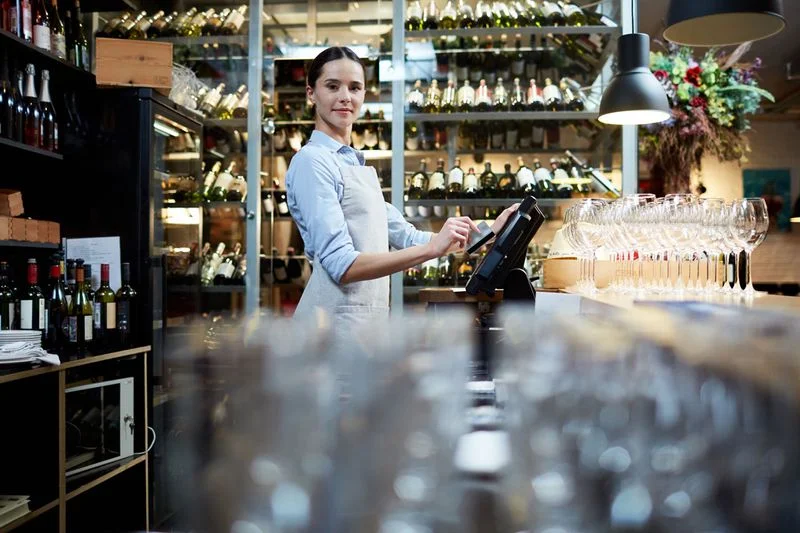 Atendimento no balcão de café com sistema F‑Rest